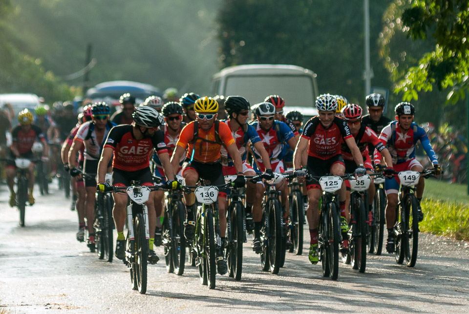 Pelotón compacto rueda en el inicio de la tercera etapa Soroa-Viñales (119 km) durante la Titán Tropic Cuba de ciclismo de montaña el martes 8 de diciembre de 2015. FOTO de Calixto N. Llanes (CUBA)