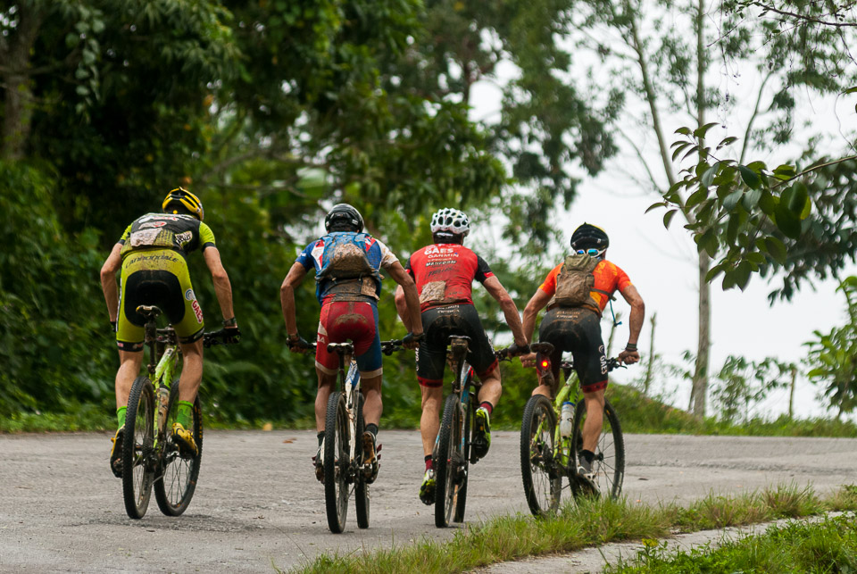 Grupo de cuatro ciclistas escapados ruedan la tercera etapa Soroa-Viñales (119 km) durante la Titán Tropic Cuba de ciclismo de montaña el martes 8 de diciembre de 2015. FOTO de Calixto N. Llanes (CUBA)