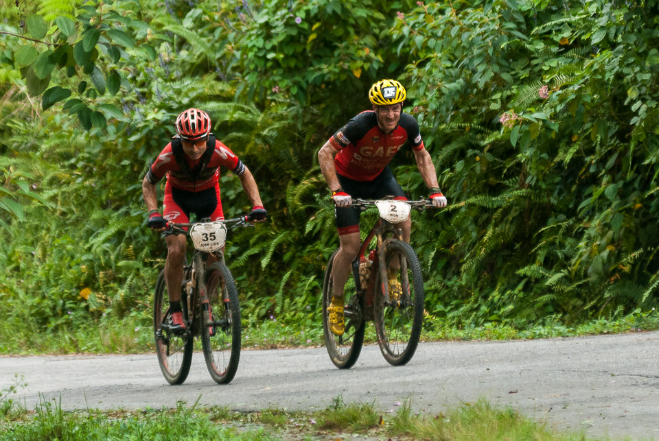 Ciclistas José Luis Carrasco (35) y Ibon Zugasti (2) recorren tercera etapa Soroa-Viñales (119 km) durante la Titán Tropic Cuba de ciclismo de montaña el martes 8 de diciembre de 2015. FOTO de Calixto N. Llanes (CUBA)