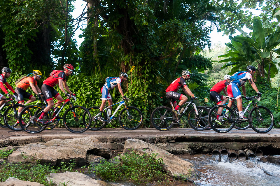 Ciclistas pedalean durante cuarta etapa Viñales-Viñales (73 km) de la Titán Tropic Cuba de ciclismo de montaña el miércoles 9 de diciembre de 2015. FOTO de Calixto N. Llanes/Juventud Rebelde (CUBA)