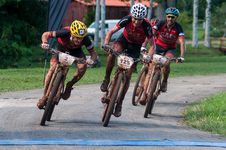 Ibon Zugasti #2 y Francisco Salamedo #125 atacan la línea de meta durante la cuarta etapa Viñales-Viñales (73 km) de la Titán Tropic Cuba de ciclismo de montaña el miércoles 9 de diciembre de 2015. FOTO de Calixto N. Llanes/Juventud Rebelde (CUBA)