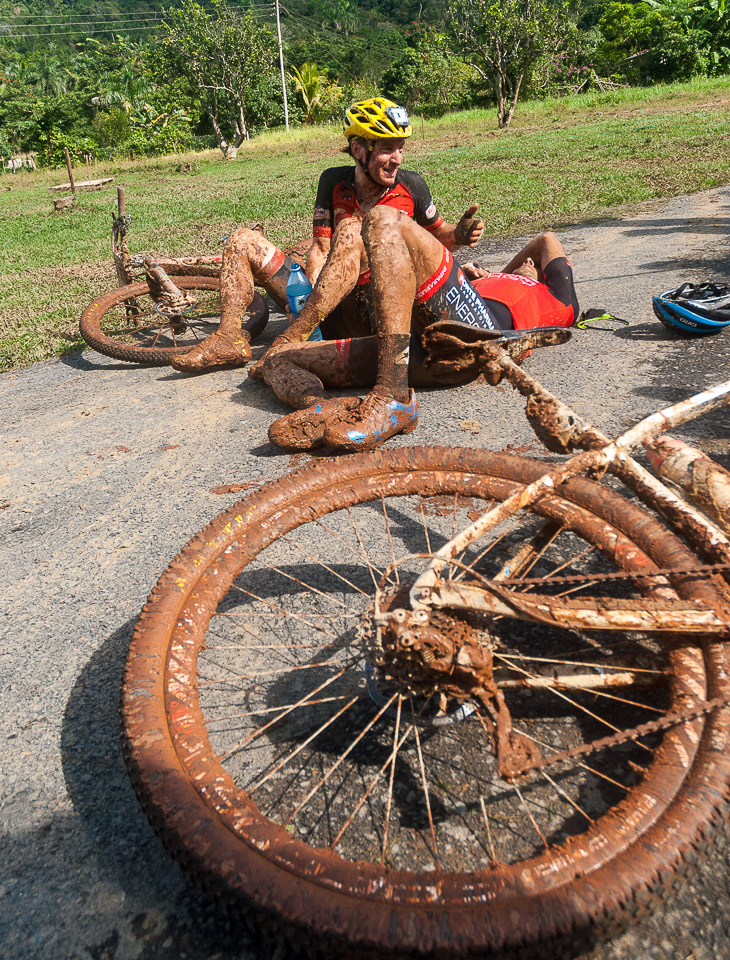 Ciclistas toman un aire tras concluir la cuarta etapa Viñales-Viñales (73 km) de la Titán Tropic Cuba de ciclismo de montaña el miércoles 9 de diciembre de 2015. FOTO de Calixto N. Llanes/Juventud Rebelde (CUBA)