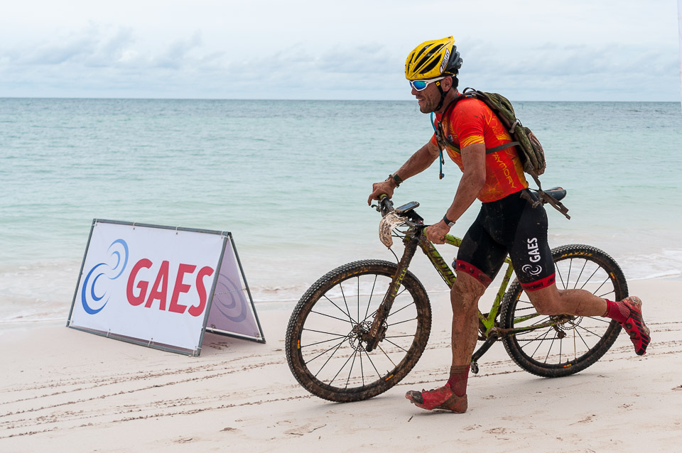 Diego Tamayo corre bici en mano por las arenas de Cayo Jutía durante la quinta etapa Viñales-Cayo Jutia (73 km) y se proclamó campeón de la de la Titán Tropic Cuba de ciclismo de montaña, el jueves 10 de diciembre de 2015. FOTO de Calixto N. Llanes/Juventud Rebelde (CUBA)