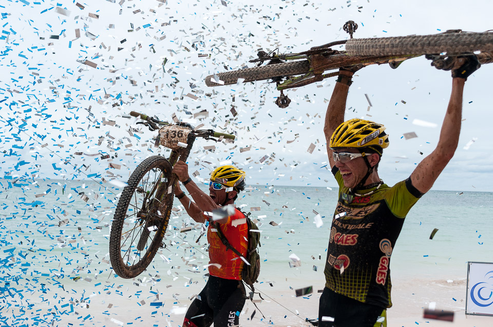 Roberto Bou (derecha) gana quinta etapa Viñales-Cayo Jutia (73 km) y Diego Tamayo se proclama campeón de la Titán Tropic Cuba de ciclismo de montaña, el jueves 10 de diciembre de 2015. FOTO de Calixto N. Llanes/Juventud Rebelde (CUBA)