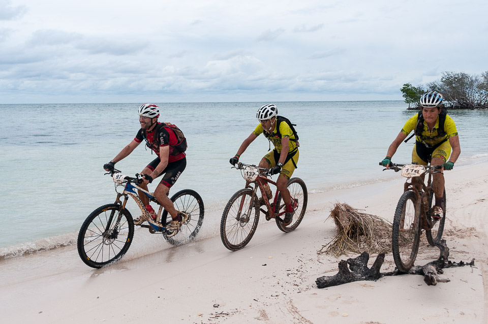 Ciclistas pedalean cerca del mar durante la quinta etapa Viñales-Cayo Jutia (73 km) durante de la Titán Tropic Cuba de ciclismo de montaña, el jueves 10 de diciembre de 2015. FOTO de Calixto N. Llanes/Juventud Rebelde (CUBA)