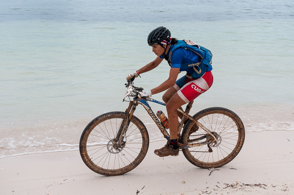 Cubana Olga Echenique pedalea cerca del mar durante la quinta etapa Viñales-Cayo Jutia (73 km) durante de la Titán Tropic Cuba de ciclismo de montaña, el jueves 10 de diciembre de 2015. FOTO de Calixto N. Llanes/Juventud Rebelde (CUBA)