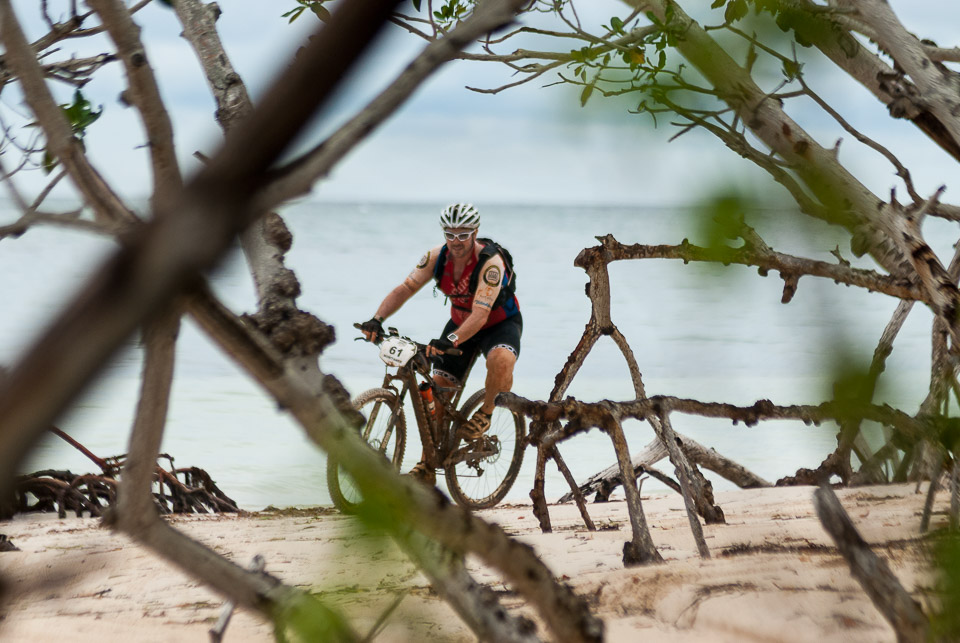 Joan Montaner pedalea durante la quinta etapa Viñales-Cayo Jutia (73 km) durante de la Titán Tropic Cuba de ciclismo de montaña, el jueves 10 de diciembre de 2015. FOTO de Calixto N. Llanes/Juventud Rebelde (CUBA)