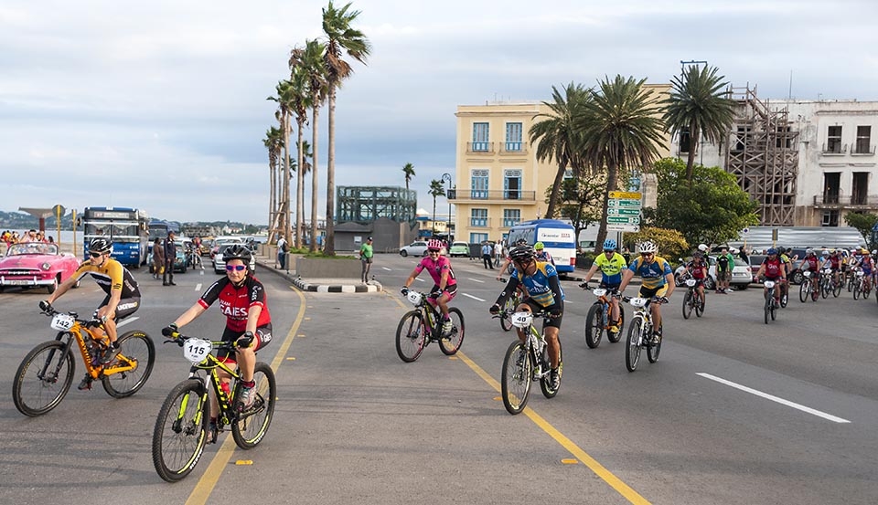 Atletas recorren las calles de La Habana durante el prólogo de la Titán Tropic de ciclismo de montaña, el sábado 5 de diciembre de 2015. FOTO de Calixto N. Llanes (CUBA)