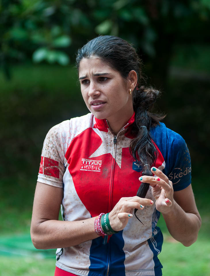 Olga Echenique conversa con la prensa tras concluir la segunda etapa Las Terrazas-Soroa (82,6 km) durante la Titán Tropic Cuba de mountain bike el lunes 7 de diciembre de 2015. FOTO de Calixto N. Llanes (CUBA)