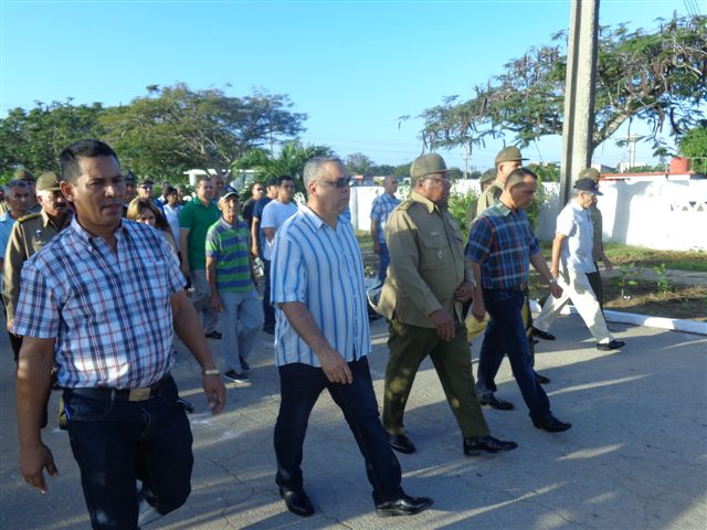 La marcha fue encabezada por los principales dirigentes de Holguín. Foto: Manuel Valdés.