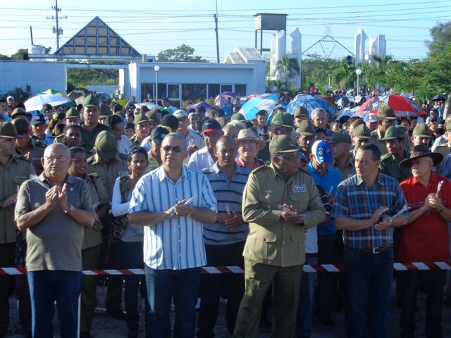 Los holguineros se concentraron ante el Panteón de los Caídos por la Defensa, en el cementerio de Mayabe. Foto de Manuel Valdés