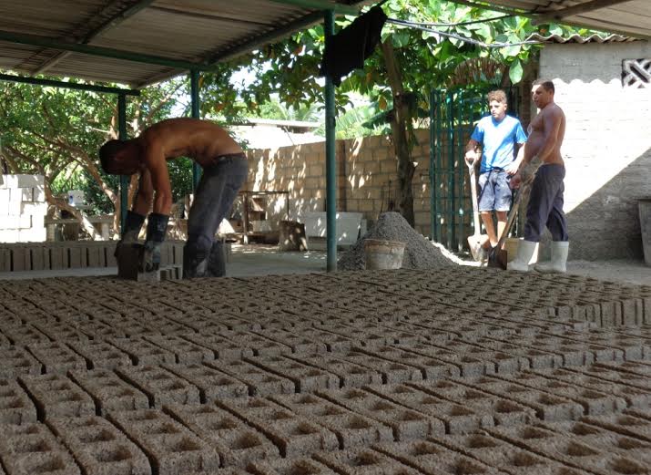 La construcción y elaboración de materiales son de las actividades que acogen mayor número de estudiantes de la enseñanza especial. Foto: Amaury M. Valdivia Fernández