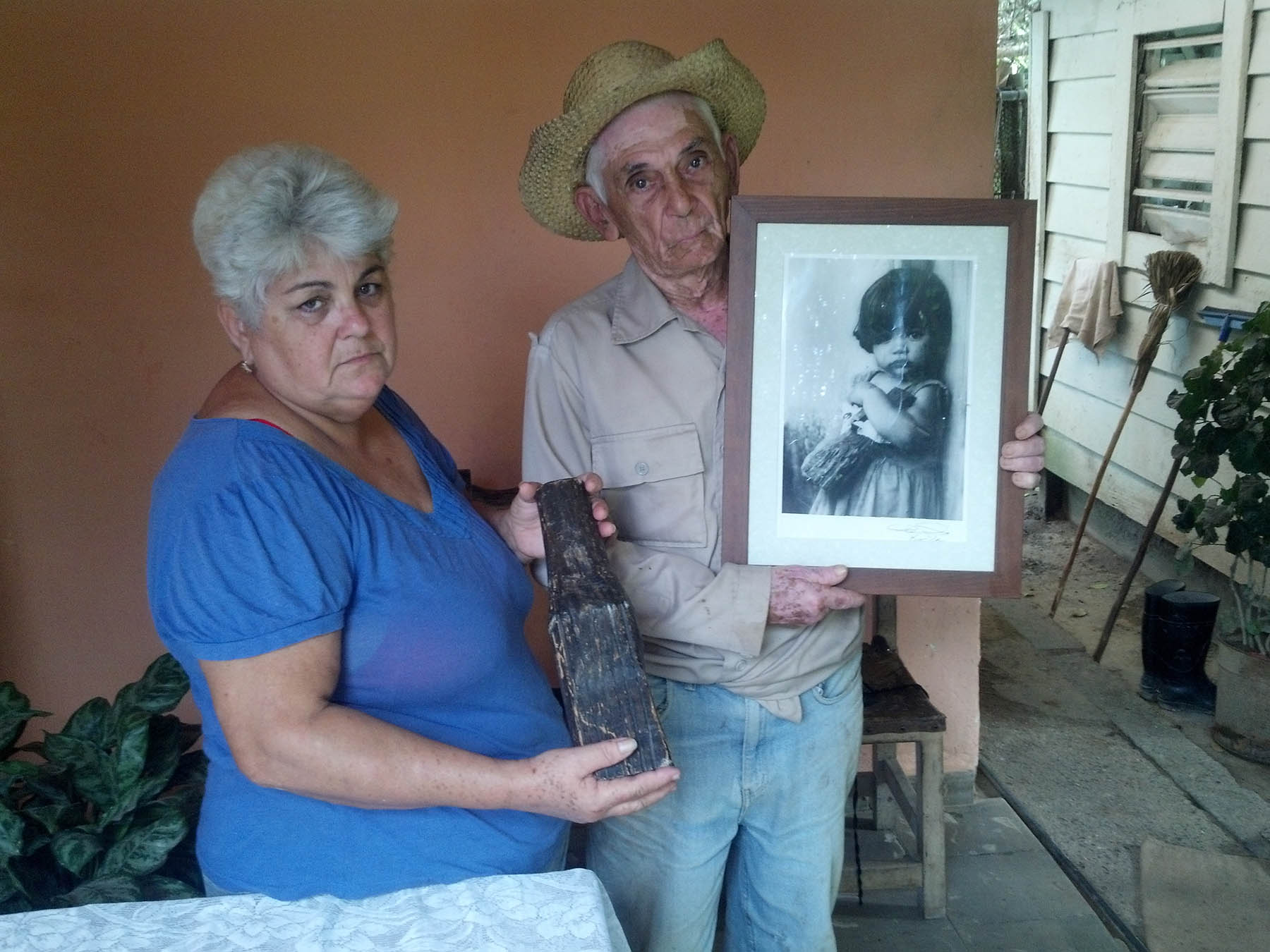 Aracelys y Nicolás muestran el pedazo de madera original que portaba Paula y la foto firmada por Korda. Foto: Eduardo González Martínez