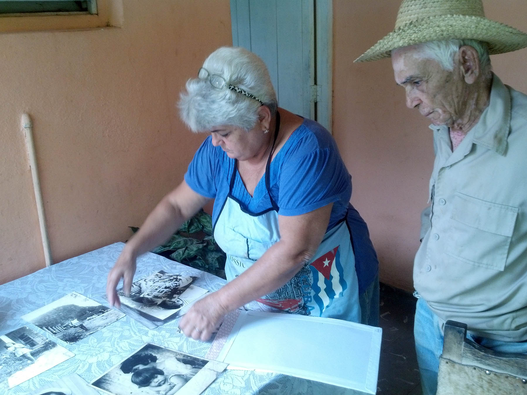 Aracelys y Nicolás muestran la colección de fotos y recortes, relacionados con Paulita. Foto: Eduardo González Martínez