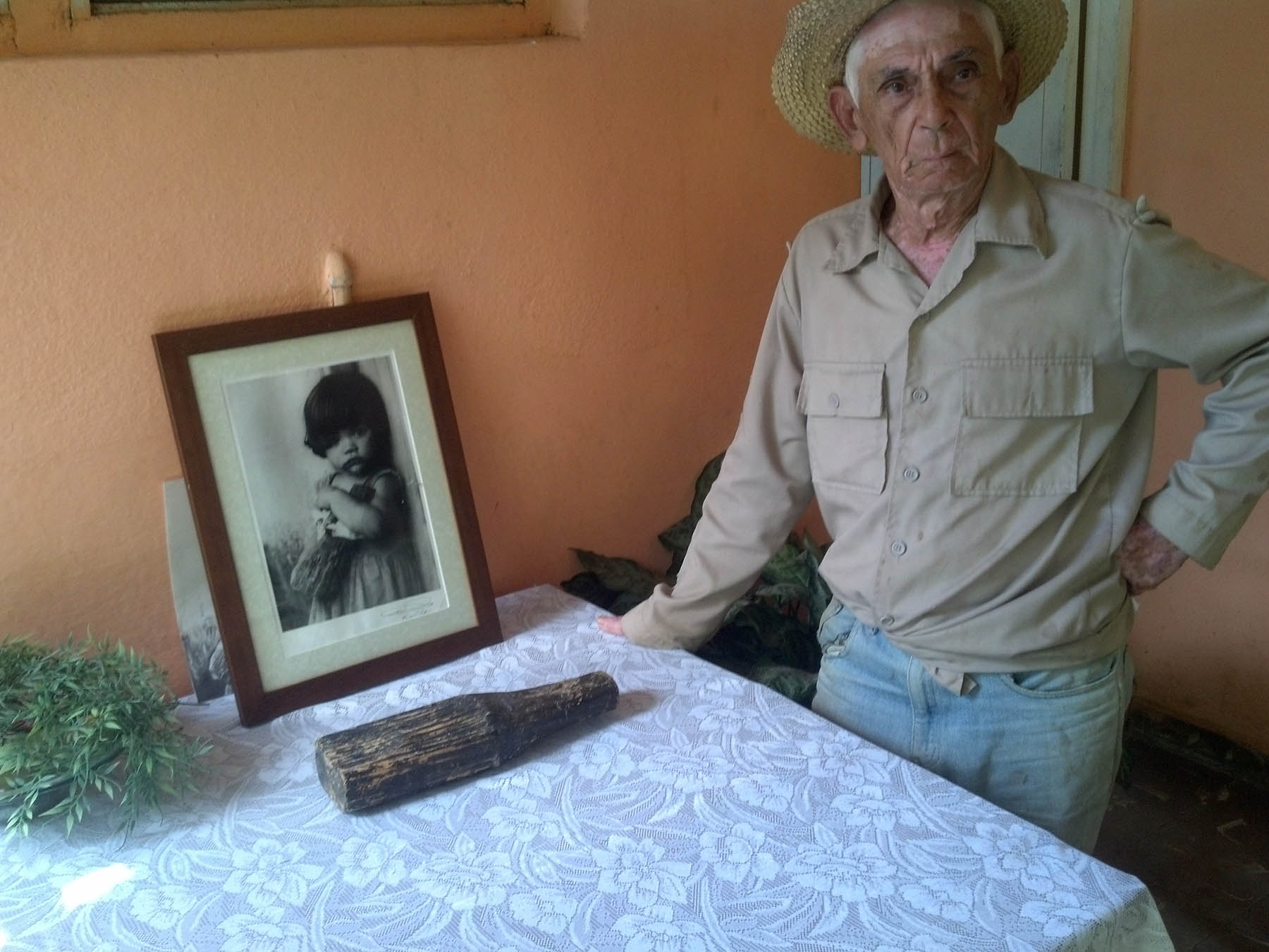 Nicolás muestra el pedazo de madera original que portaba Paula y la foto firmada por Korda. Foto: Eduardo González Martínez