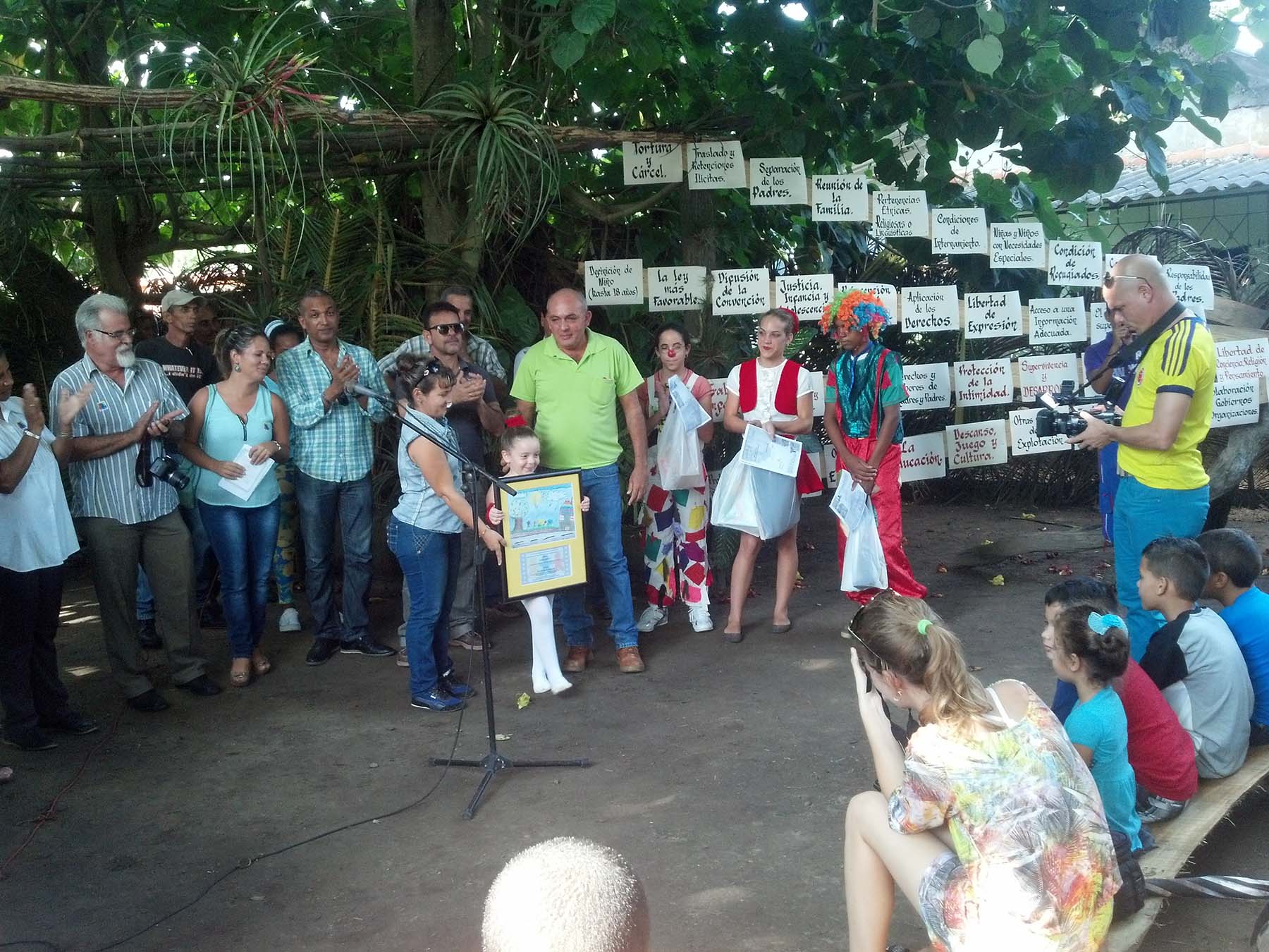 Miembros del Proyecto Cámara Chica reciben premios obtenidos en el Festival de Invierno de la Federación Nacional de Cineclubes, que se desarrolló en Santa Clara. Foto: Eduardo González Martínez
