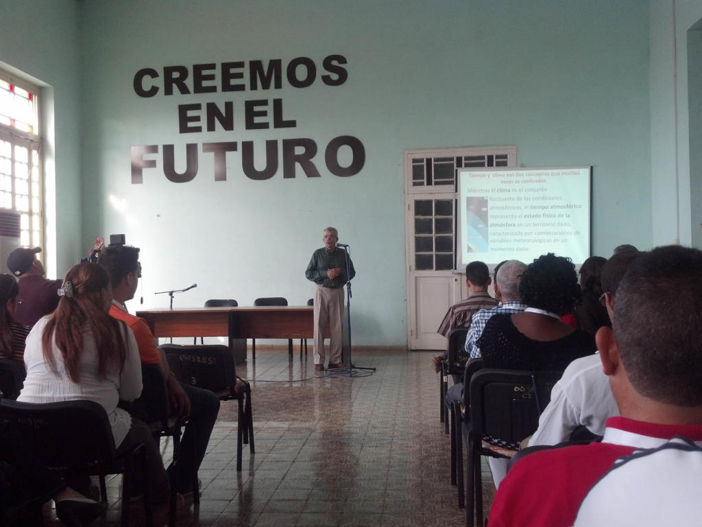 El Dr C. Luis Paz Castro intervino con su conferencia magistral, titulada “El gran reto: adaptarse a un clima cambiante”. Foto: Del autor