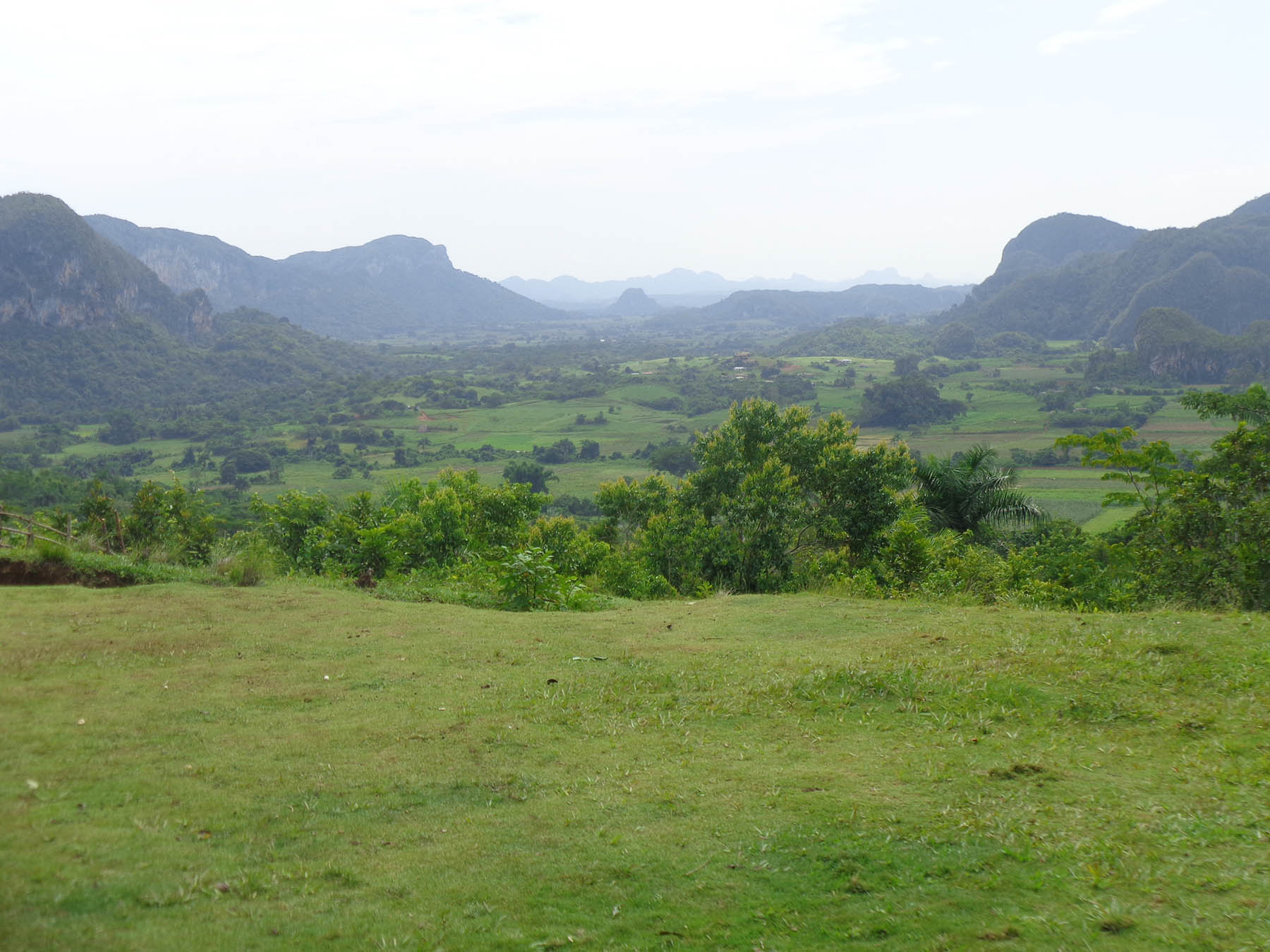 Los impresionantes parajes del Valle de Viñales, en Pinar del Río, serán recorridos por los pedalistas del Titan Tropic. Foto: Eduardo González Martínez