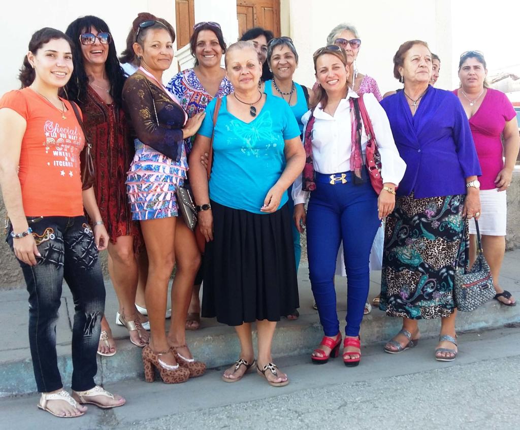 Varias participantes en el X Encuentro Décima al filo, tras una lectura colectiva de poesía en el Museo de la Constitución.