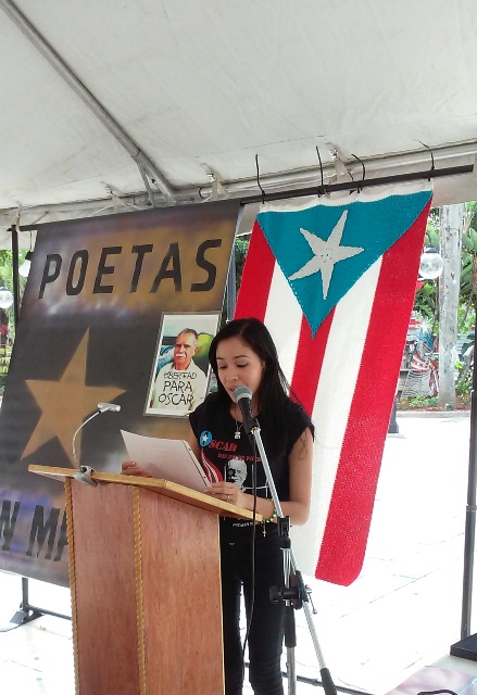 Yarimar Marrero lee un texto poético de Carlos Castro, de Cuba