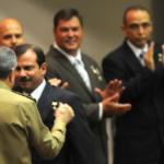 El General de Ejército Raúl Castro condecora con el título de Héroes de la Rpública de Cuba a Fernando. Foto: Abel PADRÓN PADILLA/sdl