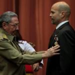 El General de Ejército Raúl Castro condecora con el título de Héroes de la Rpública de Cuba a Gerardo. Foto: Abel PADRÓN PADILLA/sdl
