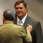 El General de Ejército Raúl Castro condecora con el título de Héroes de la Rpública de Cuba a Ramón. Foto: Abel PADRÓN PADILLA/sdl