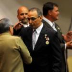 El General de Ejército Raúl Castro condecora con el título de Héroes de la Rpública de Cuba a Tony. Foto: Abel PADRÓN PADILLA/sdl