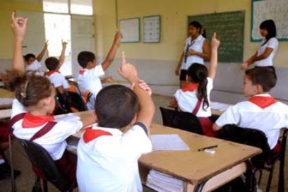 Díaz-Canel felicita a educadores en su Día