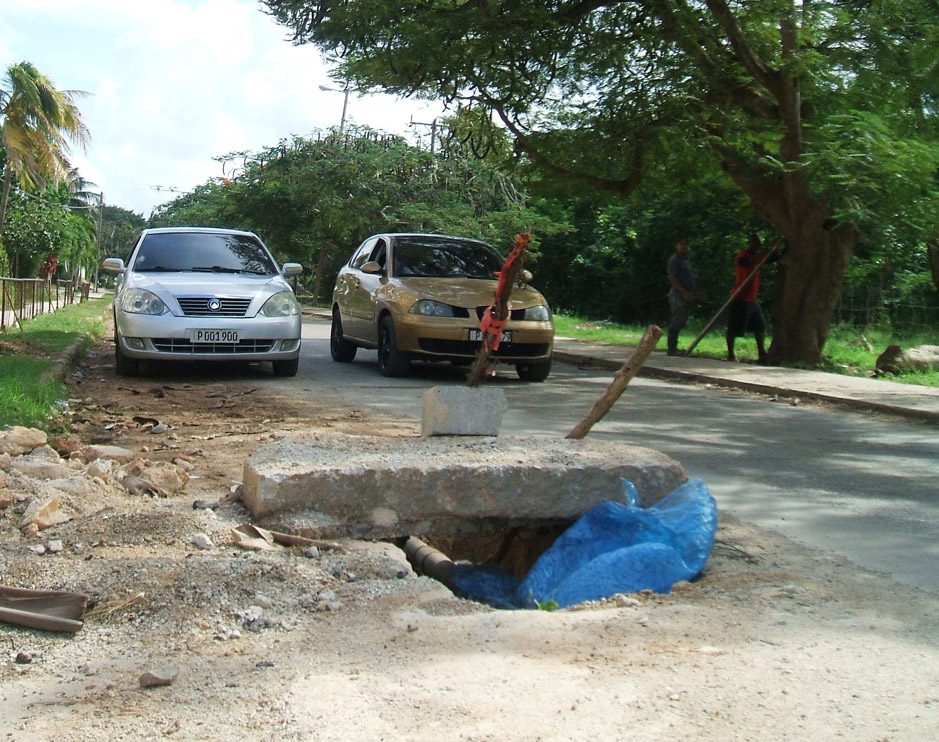Las grandes zanjas ya desaparecieron, pero a más de cinco meses permanece un hueco con una losa de concreto encima, en un tramo de la principal calle de doble vía que da acceso a Cojímar, la cual obliga a los conductores a invadir la senda contraria con el peligro de provocar un accidente, en una zona de alta concentración de escolares. | foto: Francisco Rodríguez Cruz