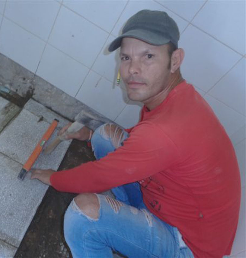 Erik, mientras estuvo recluido, se hizo albañil y se graduó de preuniversitario. Asegura que en la actualidad es un ser humano superior. Foto: Lourdes Rey