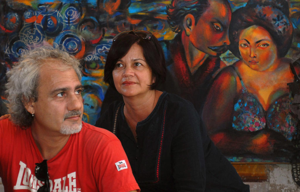 Kamyl e Isis, un amor venido desde los años mozos en Velasco, en su estudioresidencia en la Plazoleta del Ángel, La Habana Vieja.