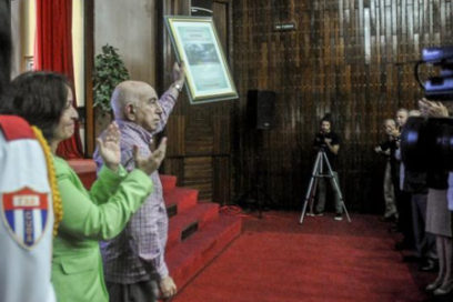 Distinguen a Fidel por fundar el Sistema de Escuelas del Partido