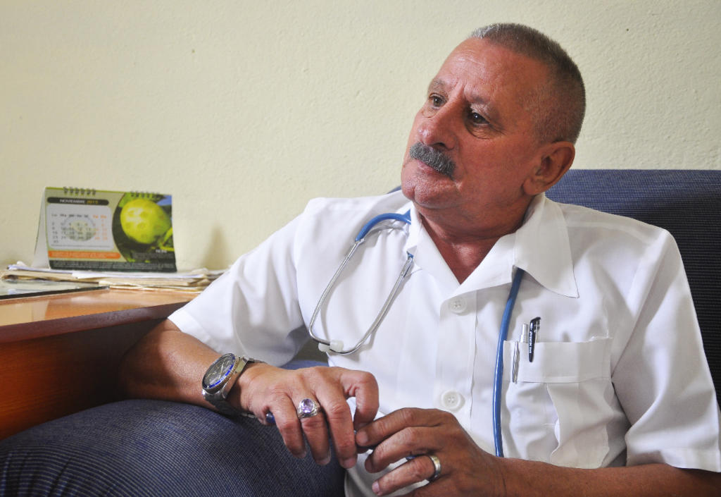 Foto del doctor Ramón Cabezas Moreno.  Pie de foto: La estima y consideración de mis pacientes es muy  gratificante en esta profesión. Foto: Cristian Domínguez