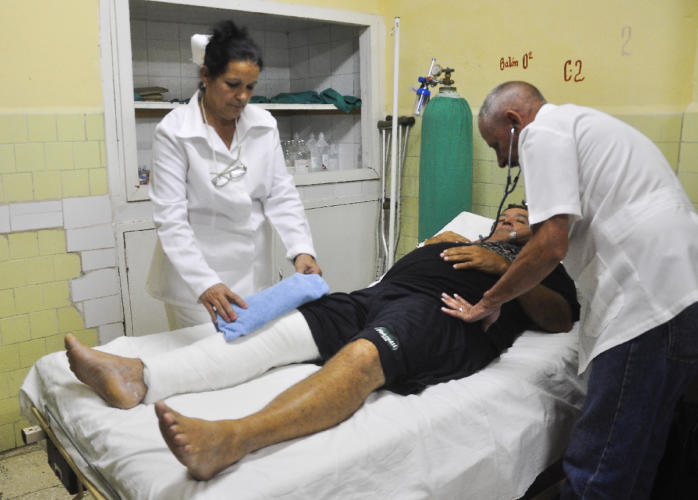 La relación entre la enfermera y el médico es esencial para garantizar la mejor atención al paciente. Foto: Cristian Domínguez