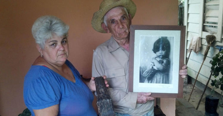Aracelys y Nicolás muestran el pedazo de madera original que portaba Paula y la foto firmada por Korda. Foto: Eduardo González Martínez