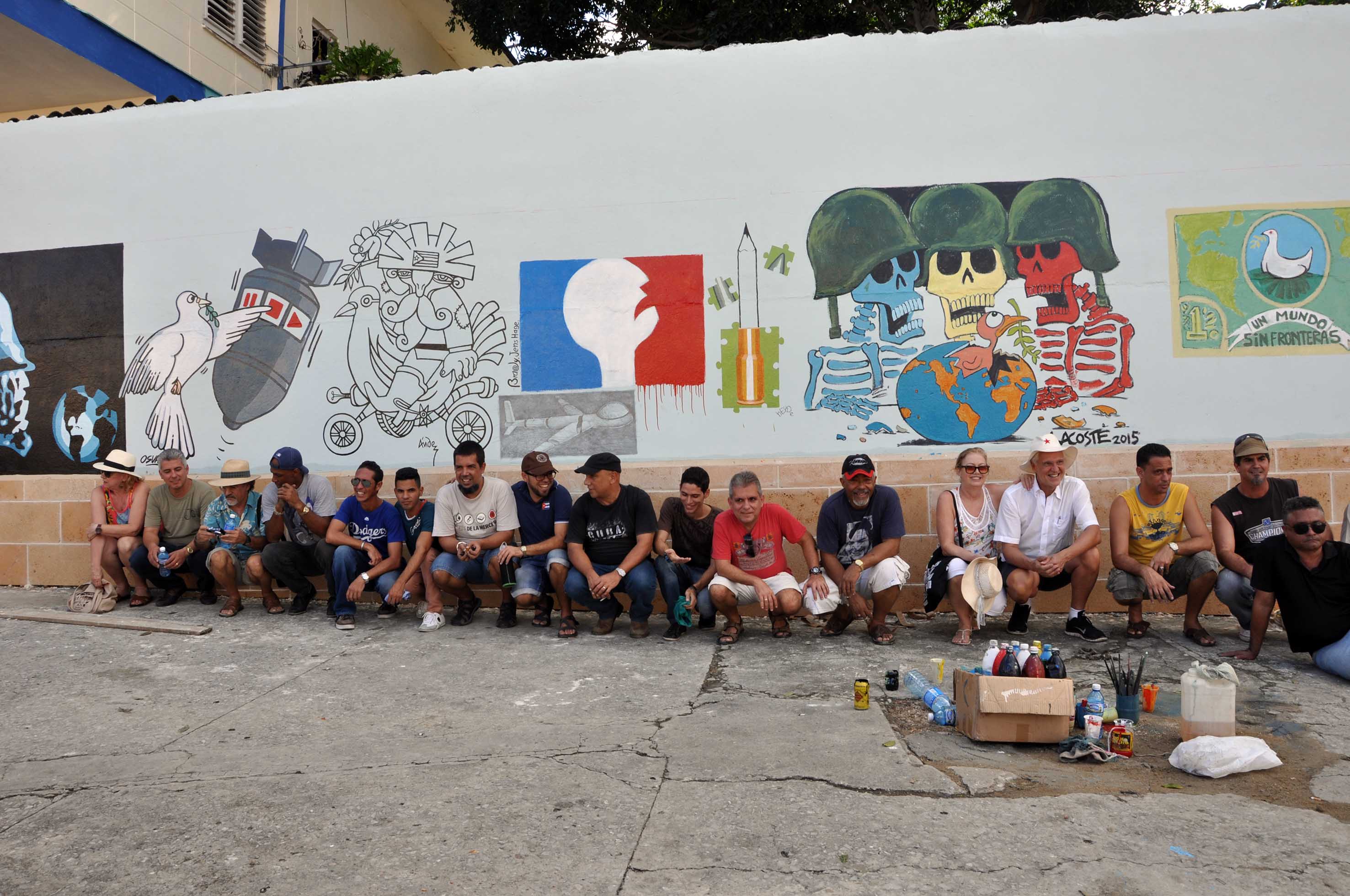 Los caricaturistas que participaron en la confección del mural colectivo.