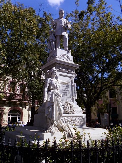 Cada 11 de enero, afiliados a la Unaicc en la capital depositan una ofrenda floral ante la estatua erigida en La Habana Vieja, en honor al eminente ingeniero del siglo XIX. Foto: Eddy Martin