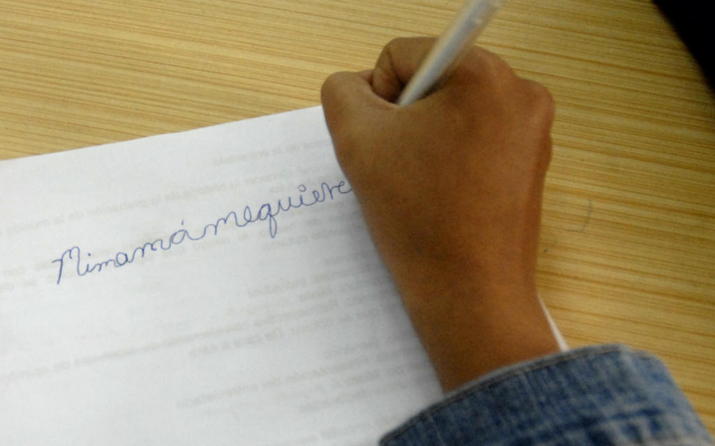 Una de las formas de la disgrafia es la escritura en bloque. Fotos: Agustín Borrego Torres.