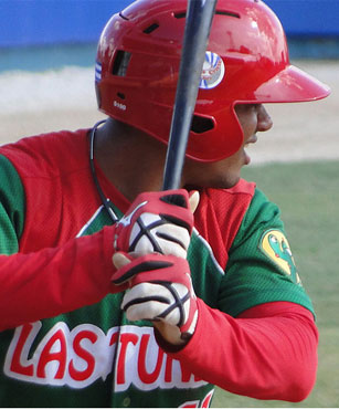 Yosvani Alarcón es líder en jonrones e impulsadas de la serie nacional