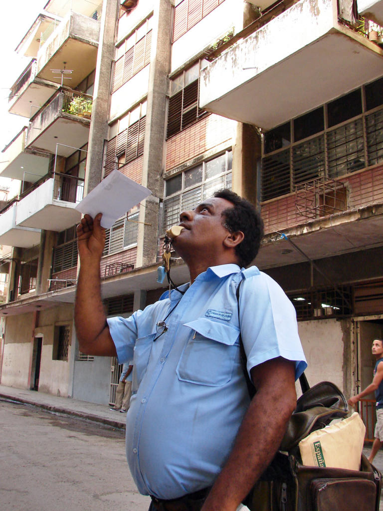 El cartero es uno de los trabajadores de Correos de Cuba que más nos visita.  Foto: José Raúl Robleda. 