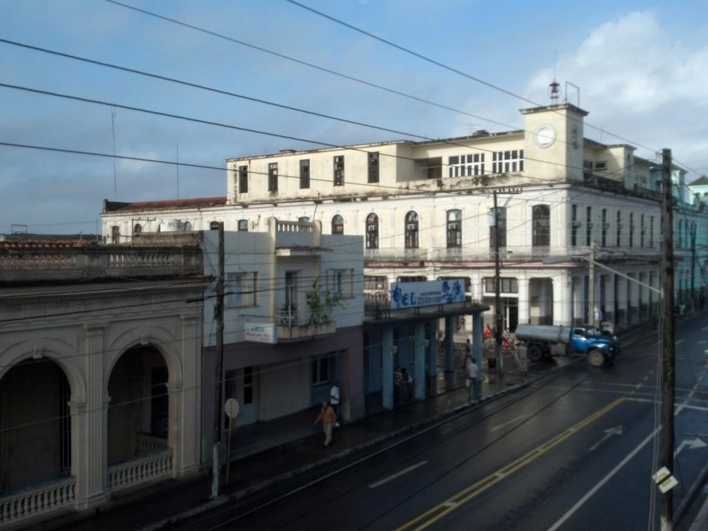 La sustitución de postes, la eliminación de las telarañas de cables y el cambio de lámparas traerán cambios estéticos e incidirán en la calidad del servicio eléctrico de la ciudad de Pinar del Río. Foto del autor