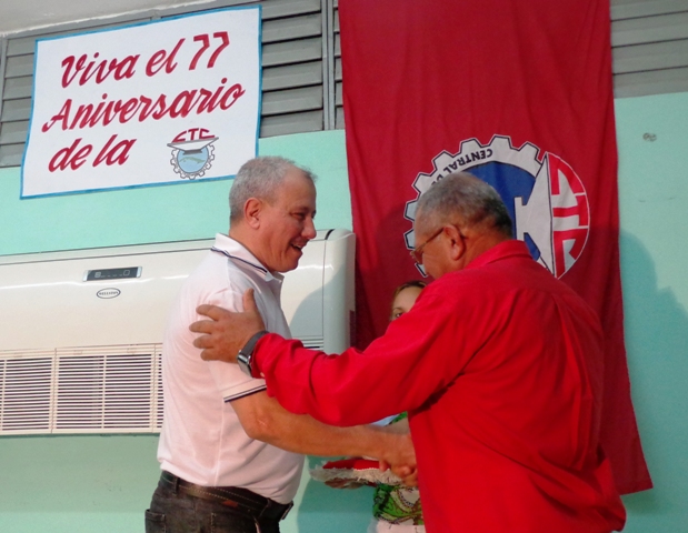 Guantánamo El primer secretario del Partido en Guantánamo Dennis Legrá Azahares (izquierda) entregó reconocimientos a trabajadores con una amplia trayectoria laboral. Foto: Rodny Alcolea Olivares