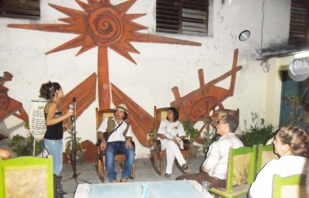 El Decimartes, actividad caracterizadora de la Casa Iberoamericana de la Décima, además de la lectura de poemas, contó con Rafael Sánchez, el llamado pintor del café, quien compartió sus experiencias con el público. Foto: Cortesía de la institución