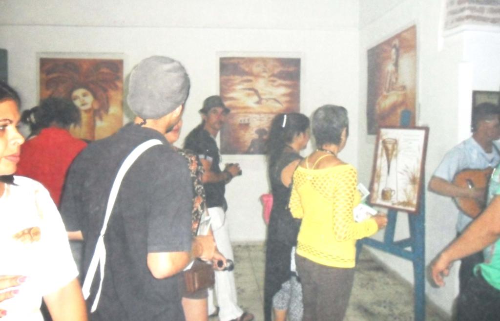 Después del intercambio con el pintor invitado, los asistentes pudieron apreciar una amplia muestra de su obra. Foto: Cortesía de la institución
