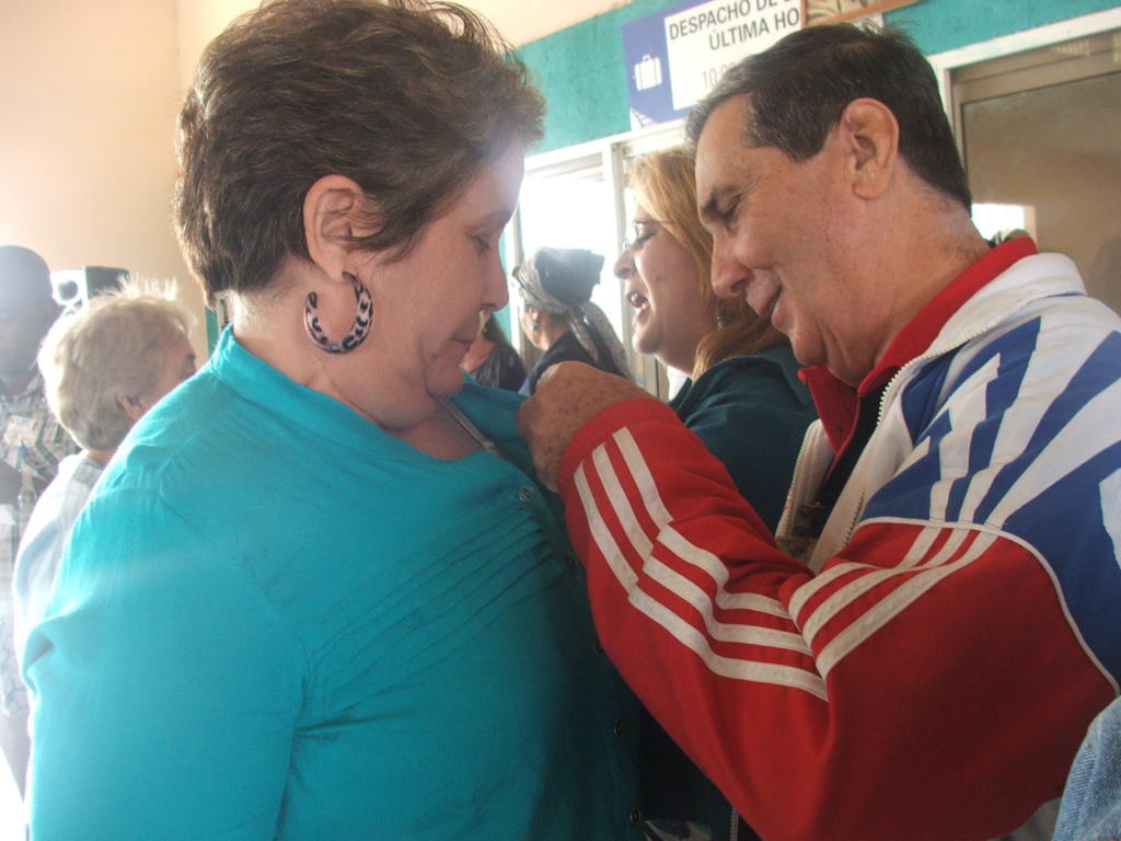 Homenaje a trabajador ferroviario.