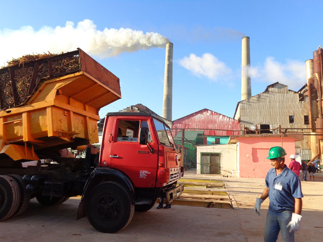 Aunque el colectivo del central Ciro Redondo se ubica entre los mejores de Cuba en la presente zafra, su principal reto es elevar el rendimiento industrial. Foto: José Luis Martínez Alejo