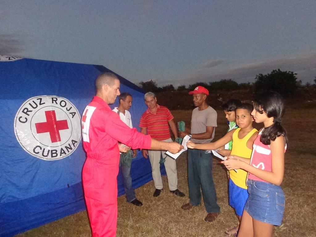 En las áreas abiertas donde en ocasiones muchas familias pernoctan por estos días la Cruz Roja realiza una vital labor de información y capacitación. Fotos: De la autora y cortesía del Cenais
