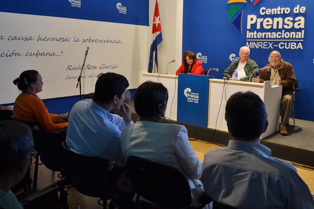 De izquierda a derecha: los doctores Ana  Sánchez Collazo, directora del Centro de Estudios Martianos; Armando Hart Dávalos y Héctor Hernández Pardo, director y subdirector general de la Oficina del Programa Martiano, en un encuentro con la prensa para informar acerca de la II Conferencia Internacional Con todos y para el bien de todos.