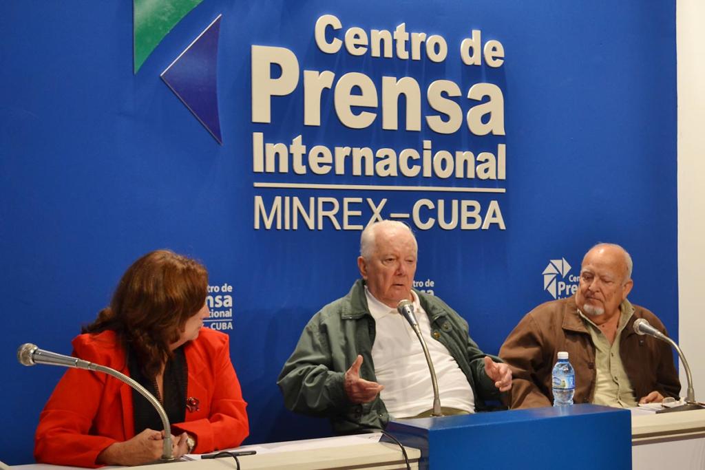 Ana Sánchez Collazo, Directora del Centro de Estudios Martianos. (izquierda) Armando Hart Dávalos, Presidente de la Oficina de Estudios Martianos.(centro). Héctor Hernández Pardo.Vicepresidente de la Oficina de Estudios Martianos.(derecha). Foto: Eddy Martin Díaz.